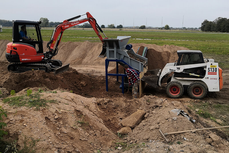 Foto: Pásový bagr Kubota nebo smykový nakladfač Bobcat nebo traktor bagr Fermec